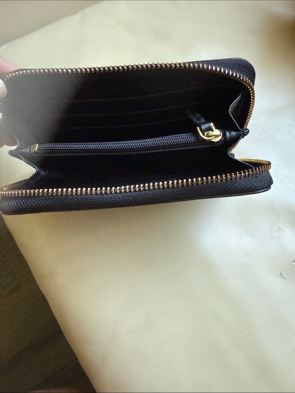 Tory Burch Small Zip-Around Wallet in Pebbled Leather - Picture 4 of 5